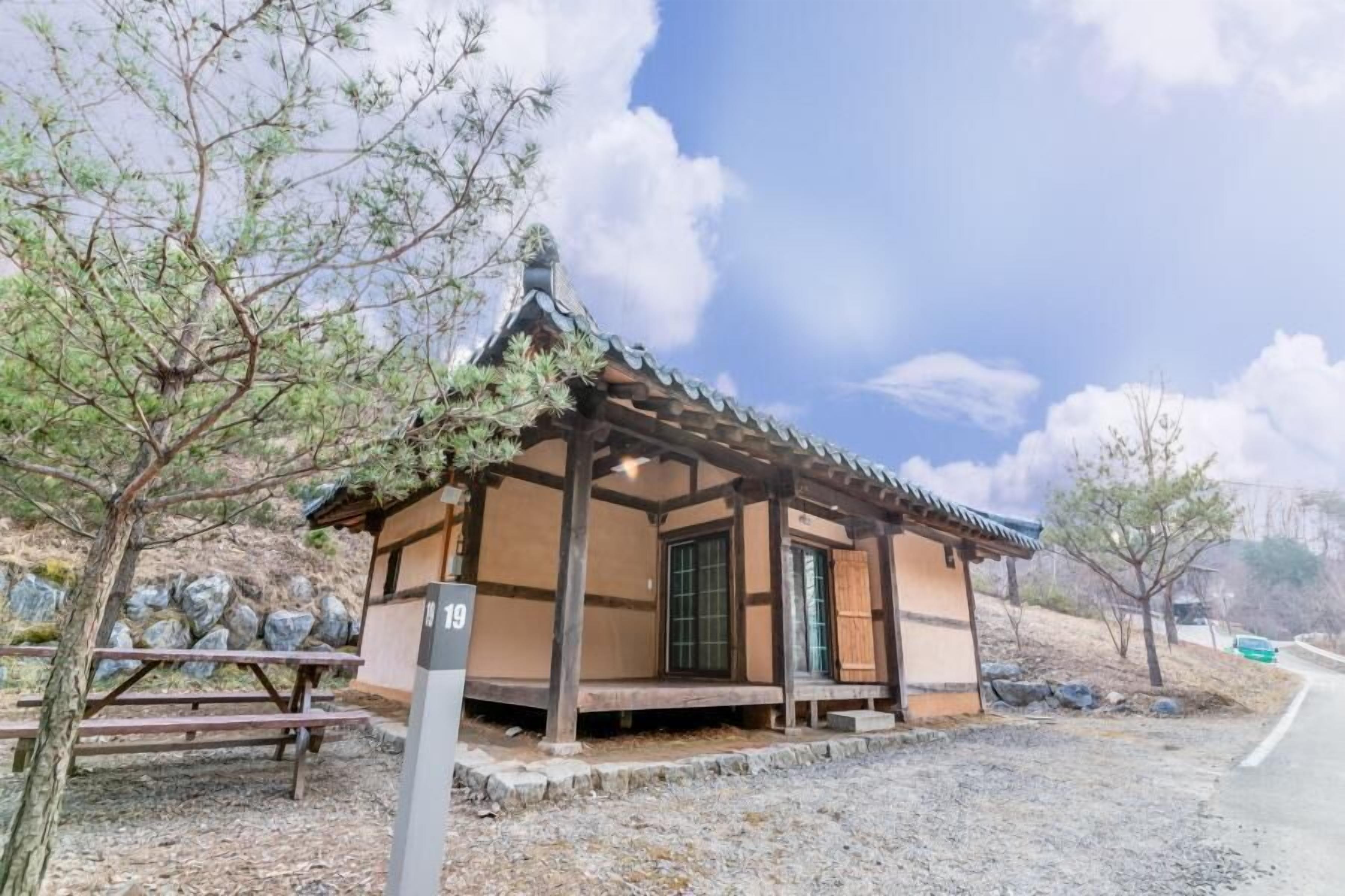 Yangpyeong Malgeun-soop Han ock Pension