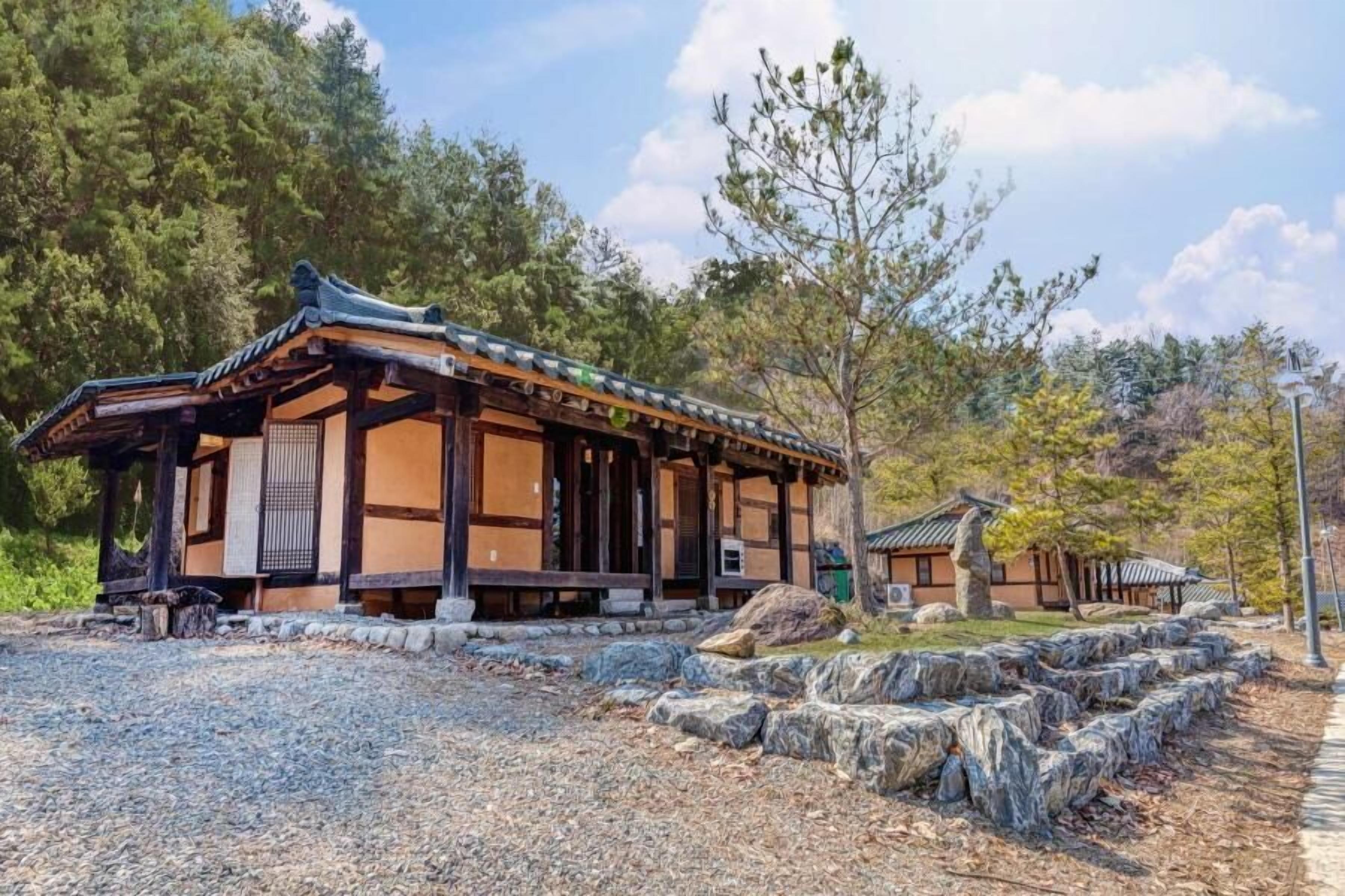 Yangpyeong Malgeun-soop Han ock Pension