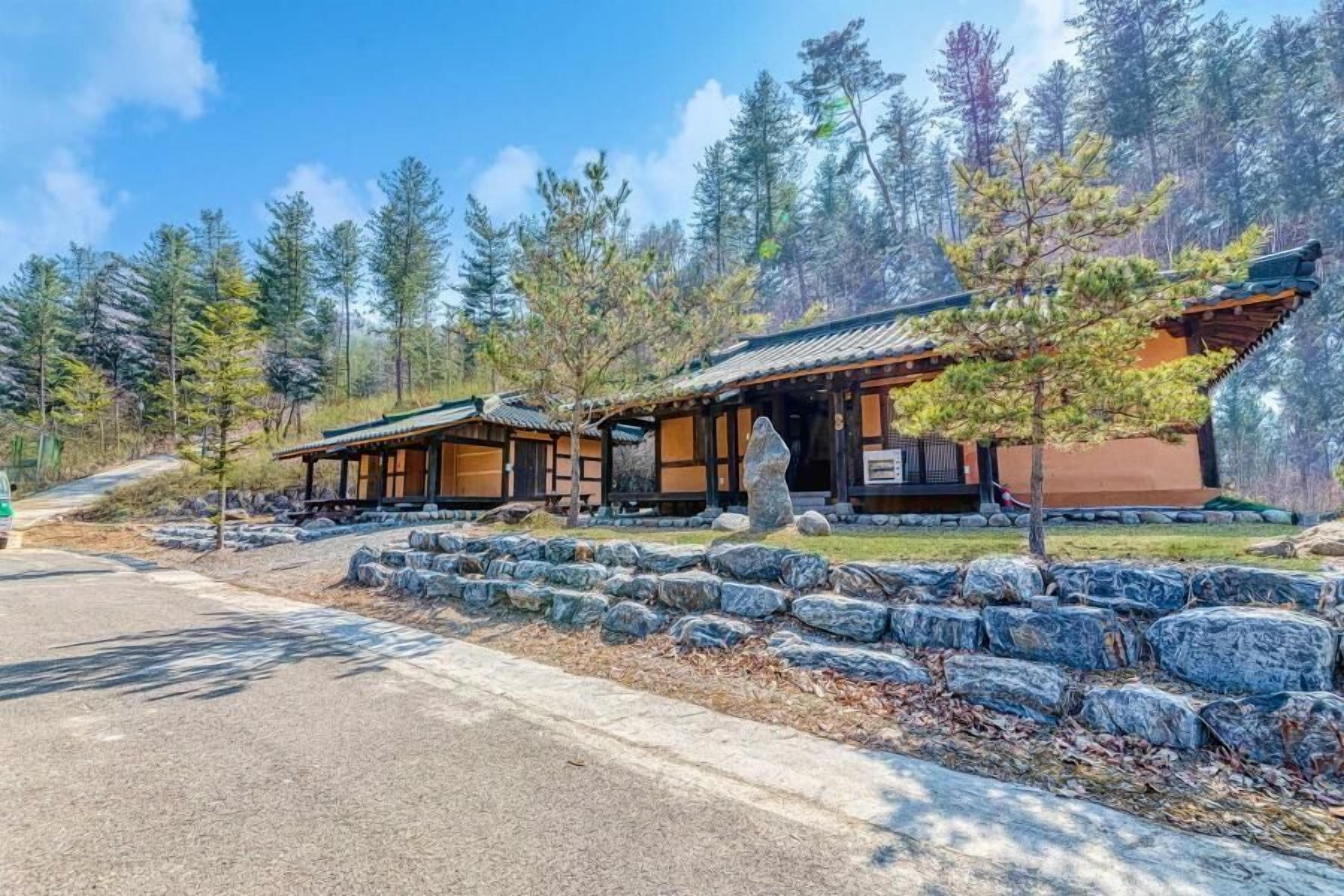 Yangpyeong Malgeun-soop Han ock Pension
