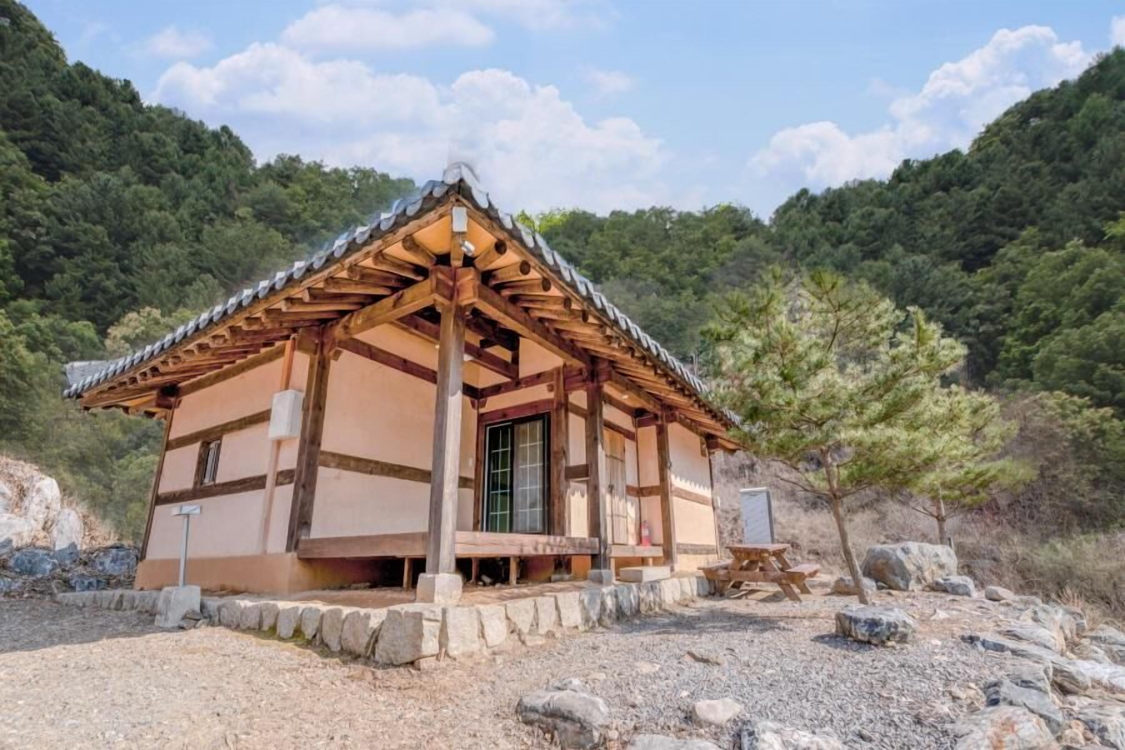 Yangpyeong Malgeun-soop Han ock Pension