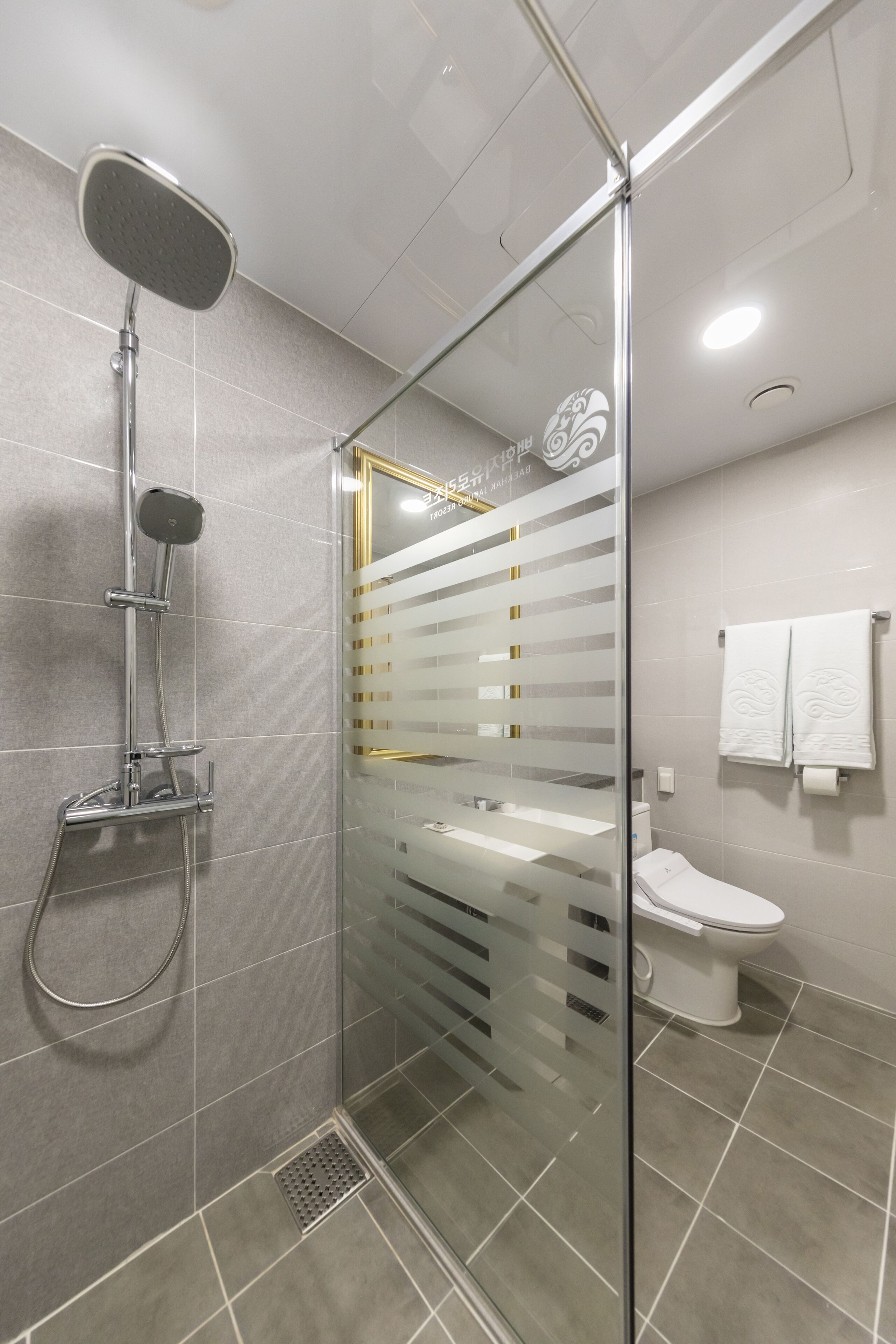 Baekhak Jayuro Resort