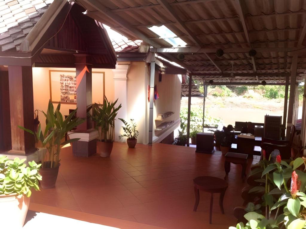 Merry Riverside Hotel