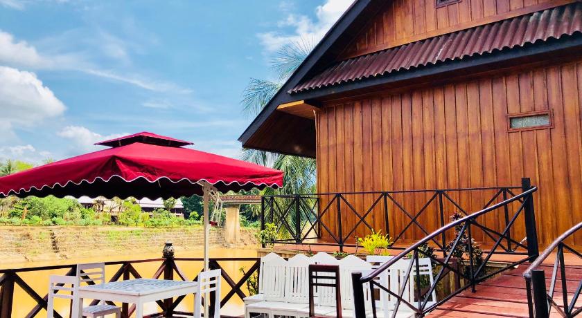 Merry Riverside Hotel