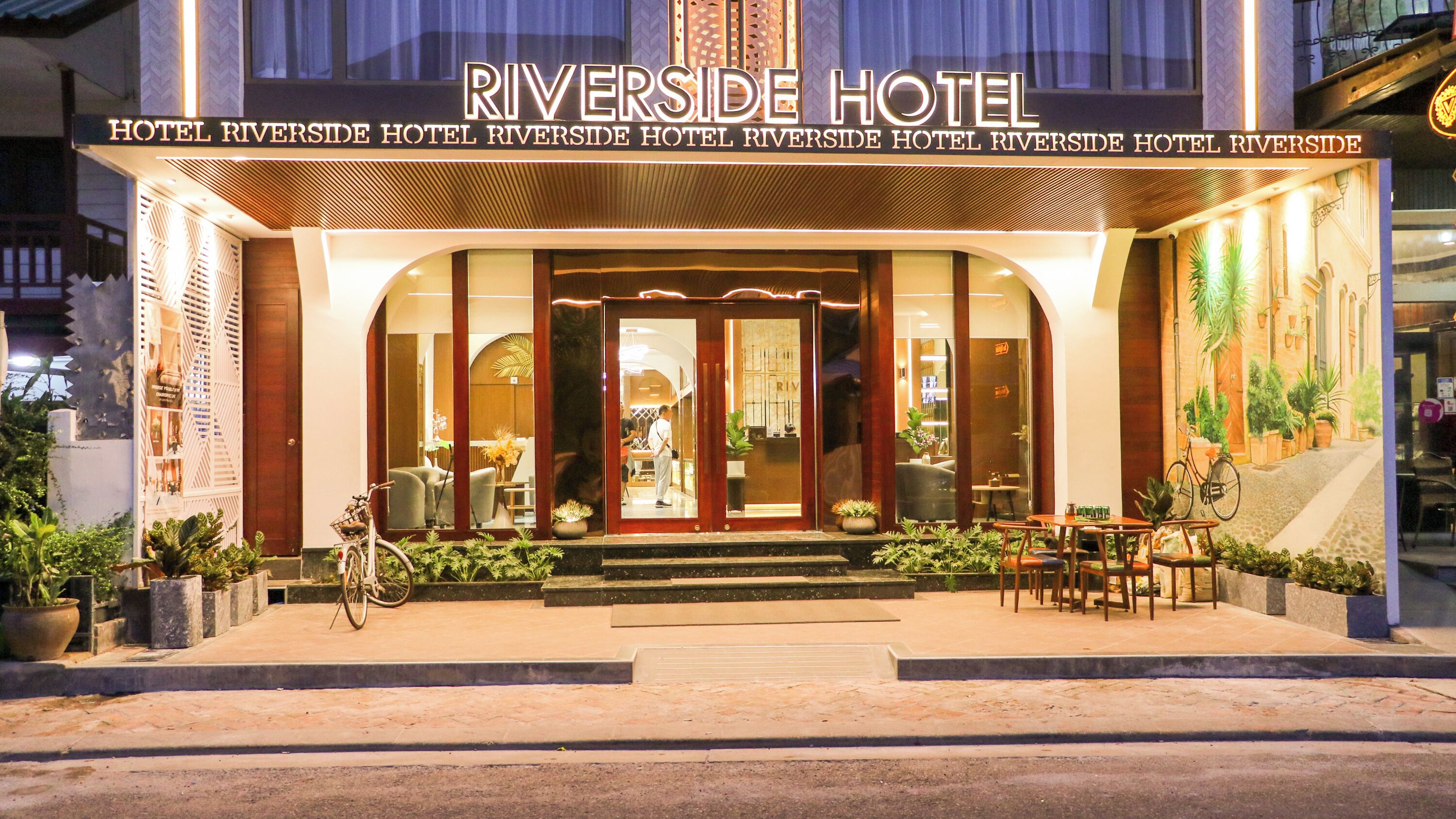 Riverside Hotel