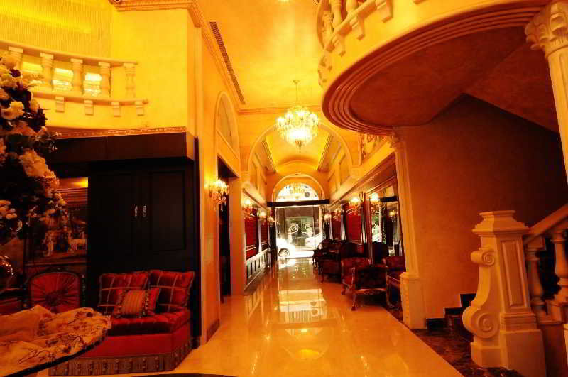 Queen's Suite Hotel