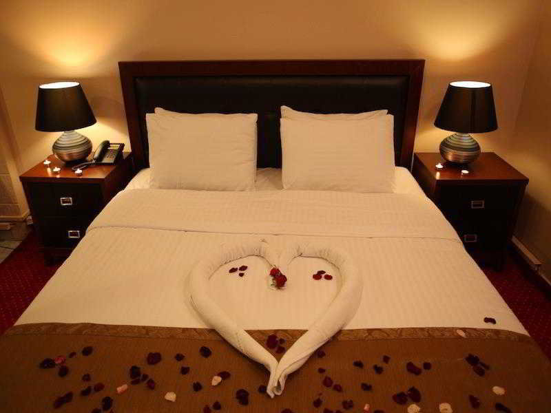 Queen's Land Hotel