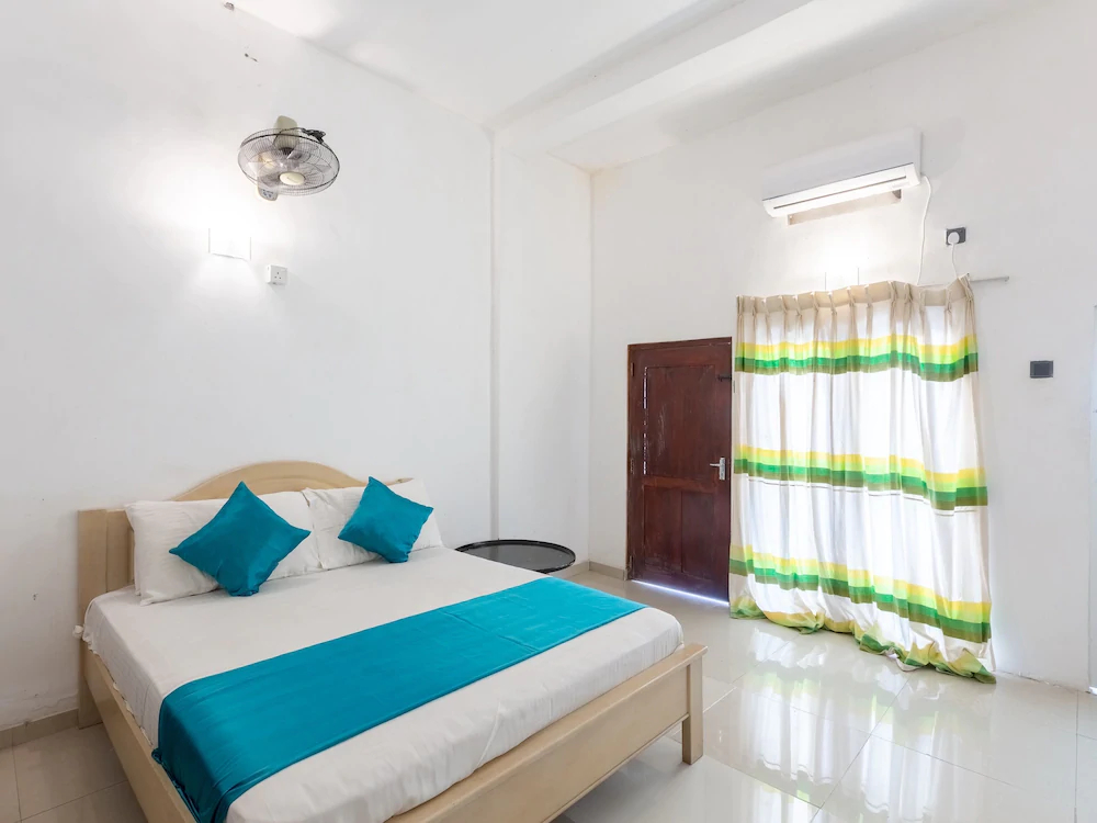 A4 Holiday Inn by Yoho