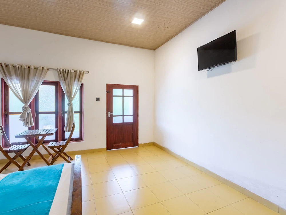 A4 Holiday Inn by Yoho