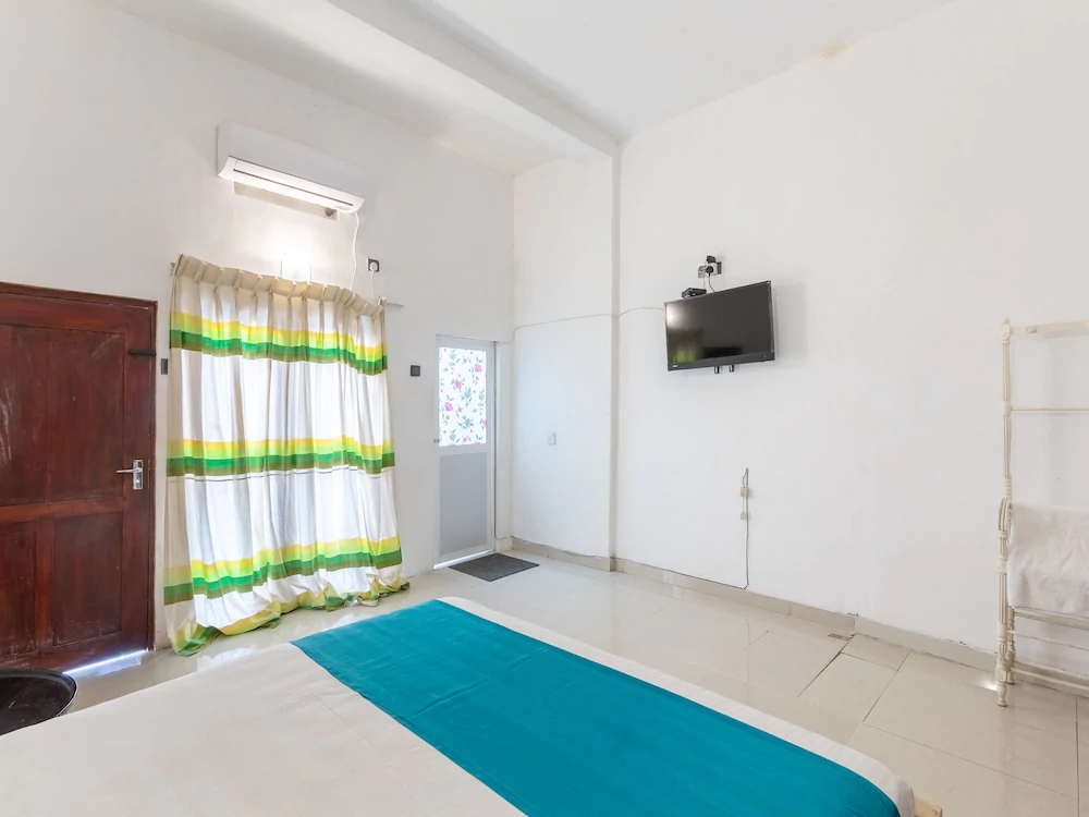 A4 Holiday Inn by Yoho