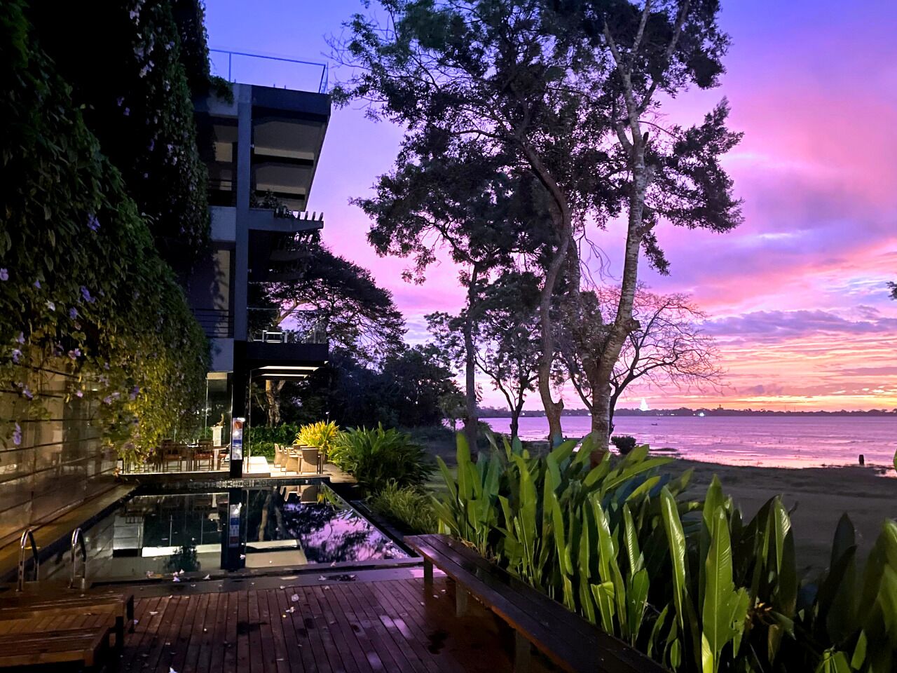 The Lake Forest Hotel