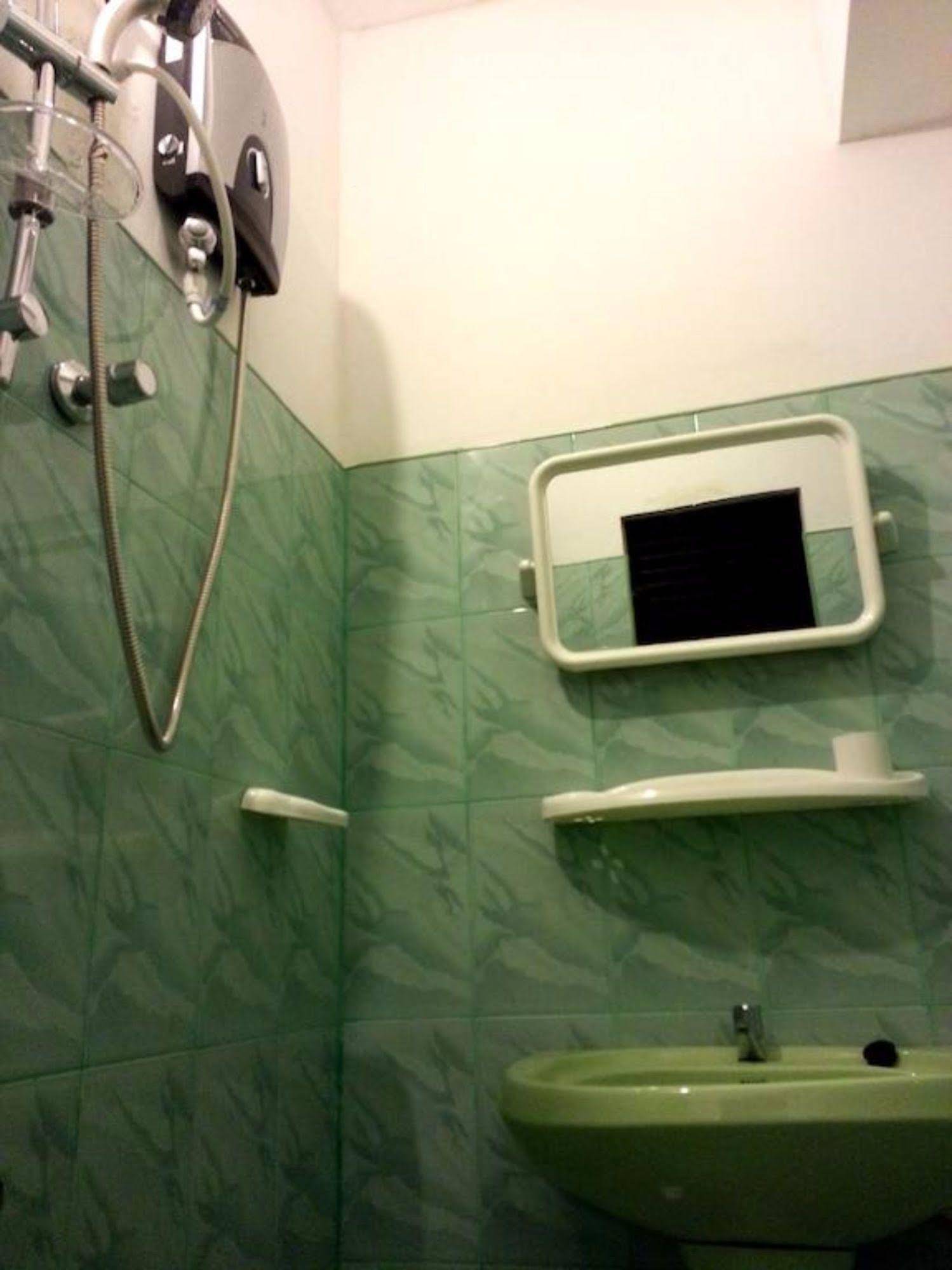 Green Palace Inn