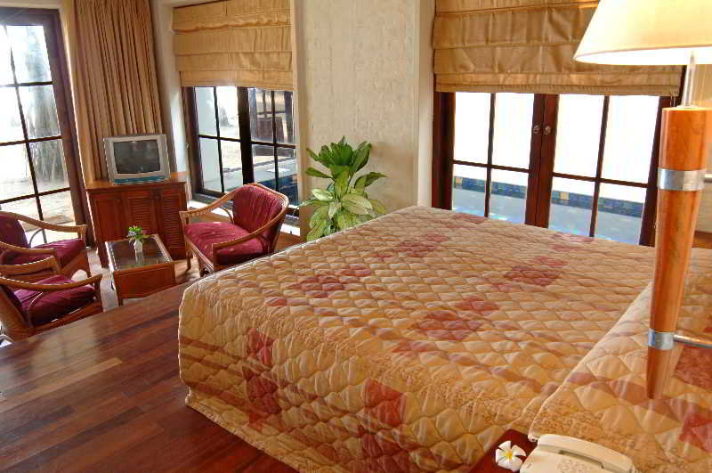 Hibiscus Beach Hotel & Villas