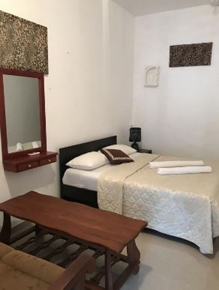 A To Zee Airport Villa