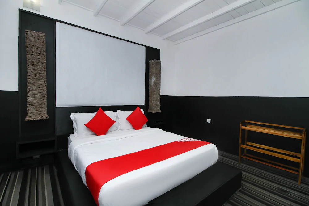 Royal Hotel by OYO Rooms