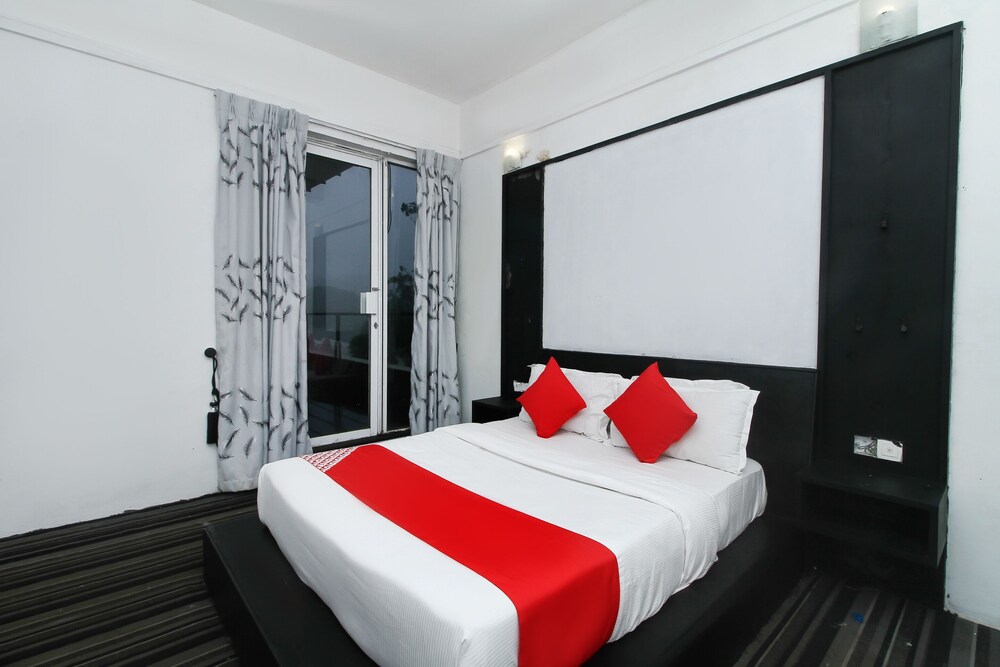 Royal Hotel by OYO Rooms