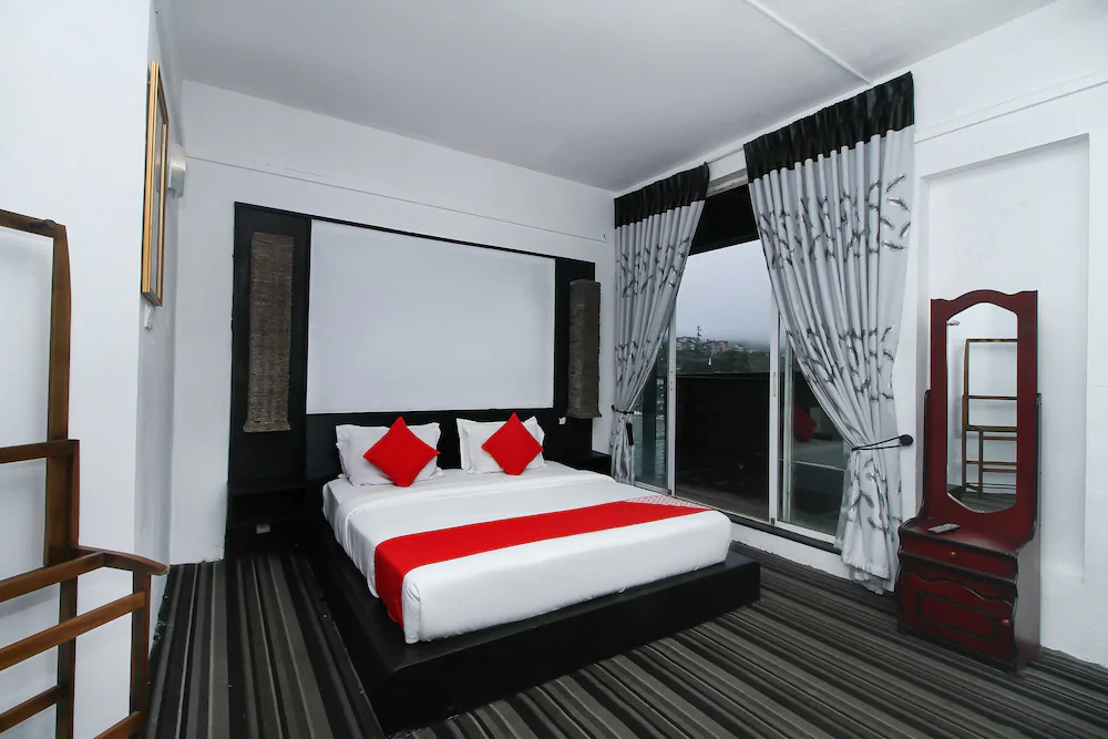 Royal Hotel by OYO Rooms