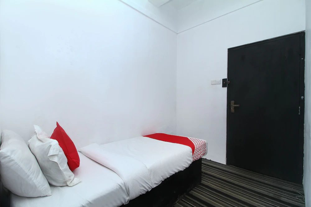 Royal Hotel by OYO Rooms