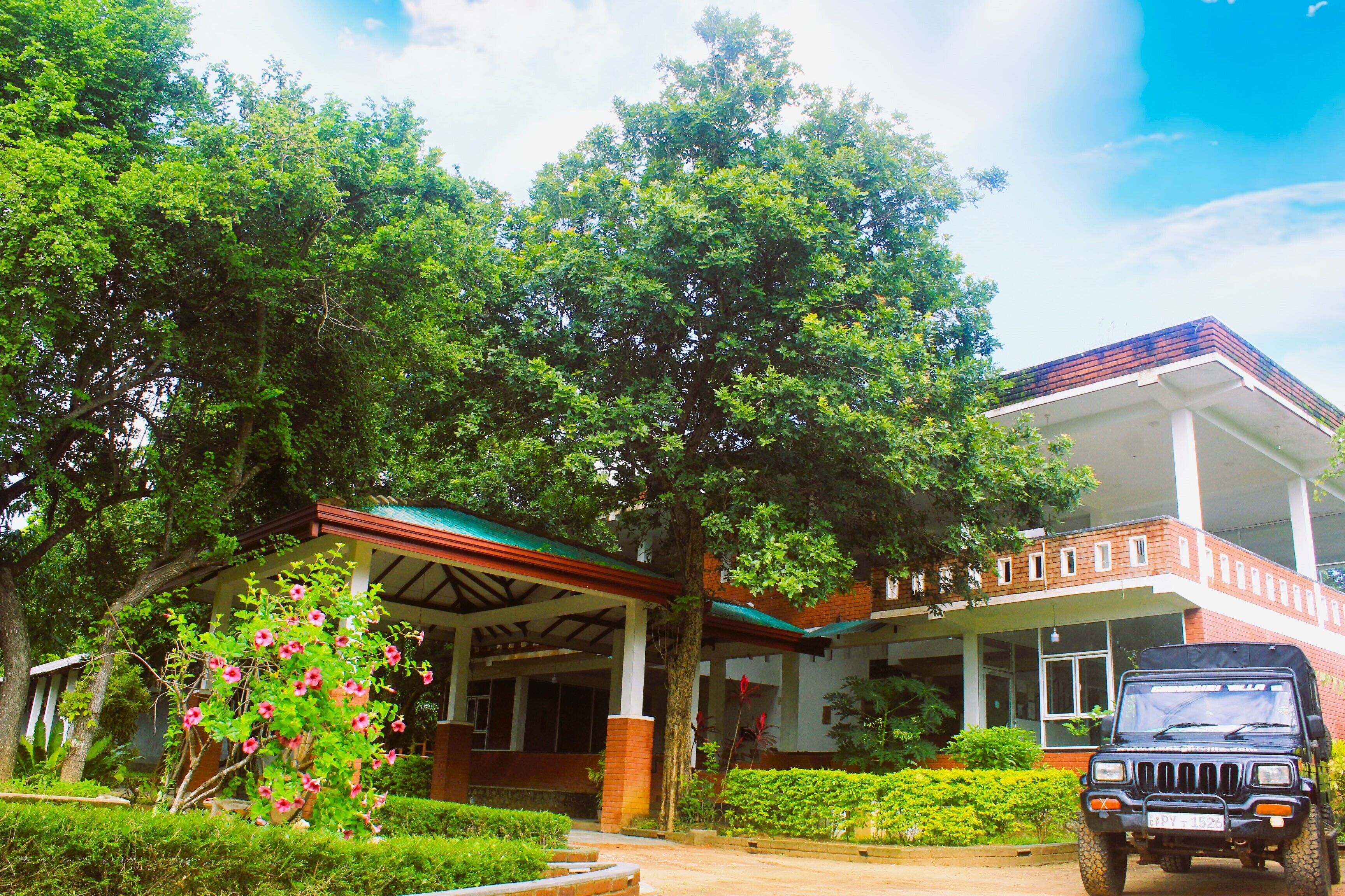 Green Hut Hotel & Restaurant