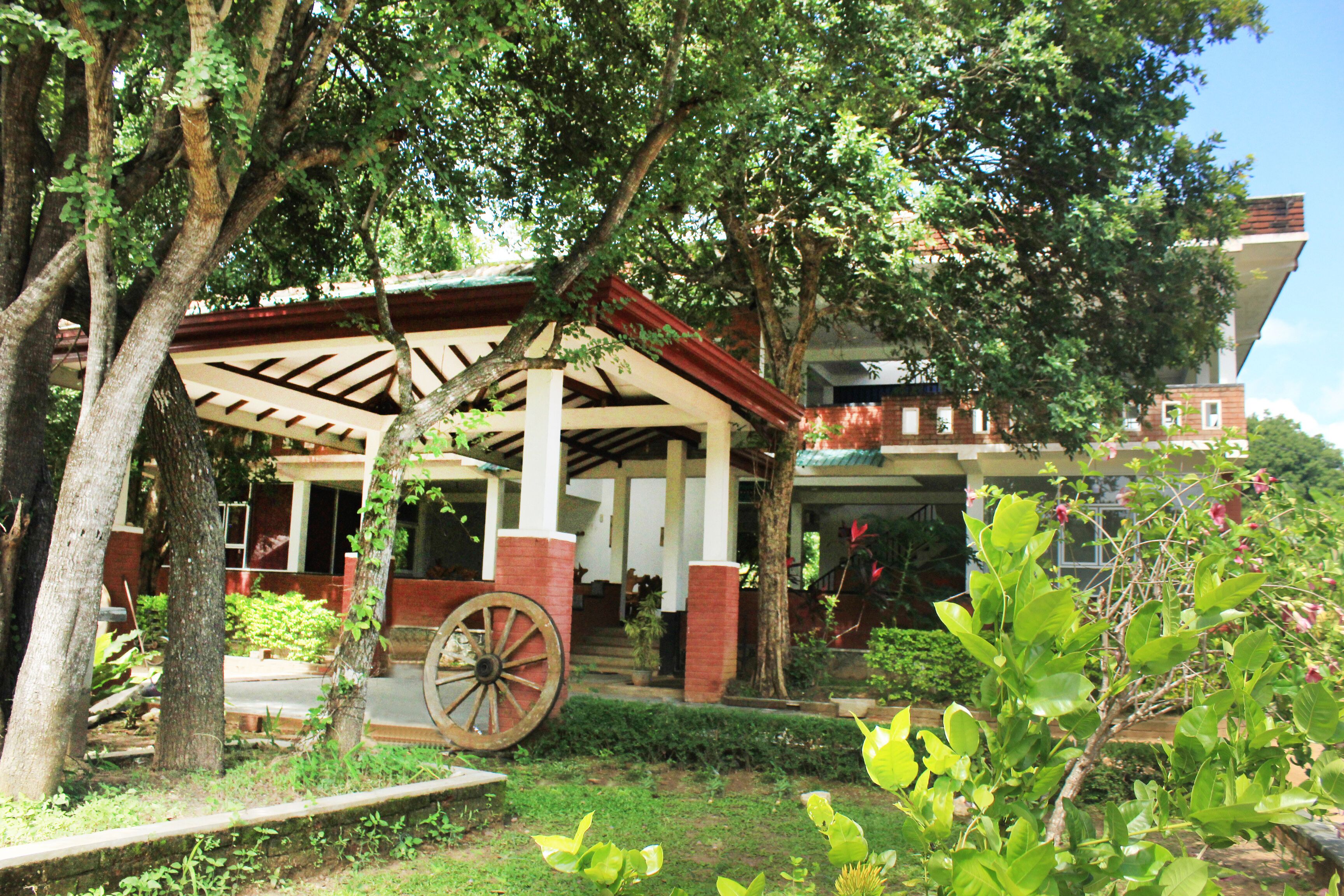 Green Hut Hotel & Restaurant