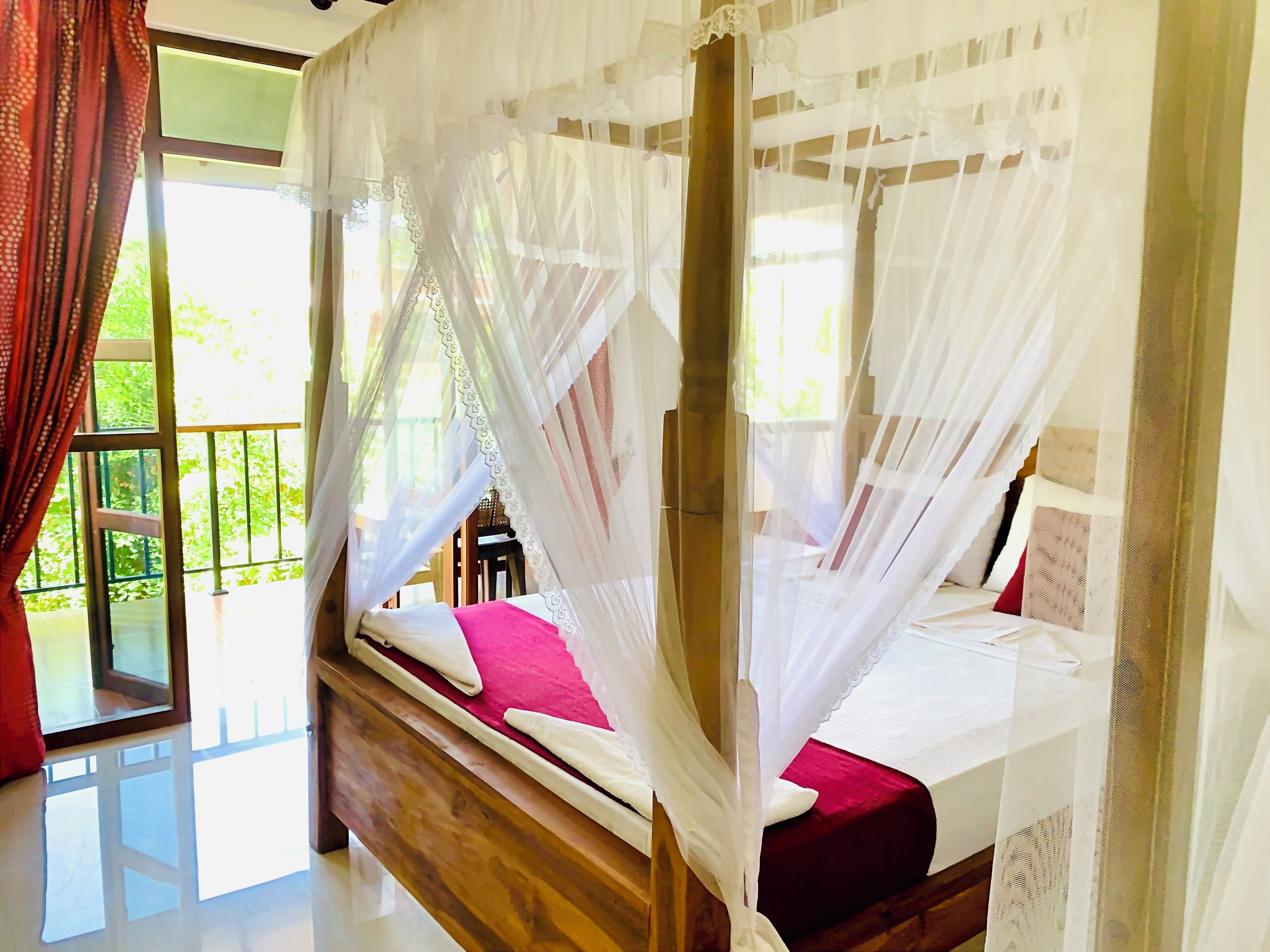 Green Hut Hotel & Restaurant