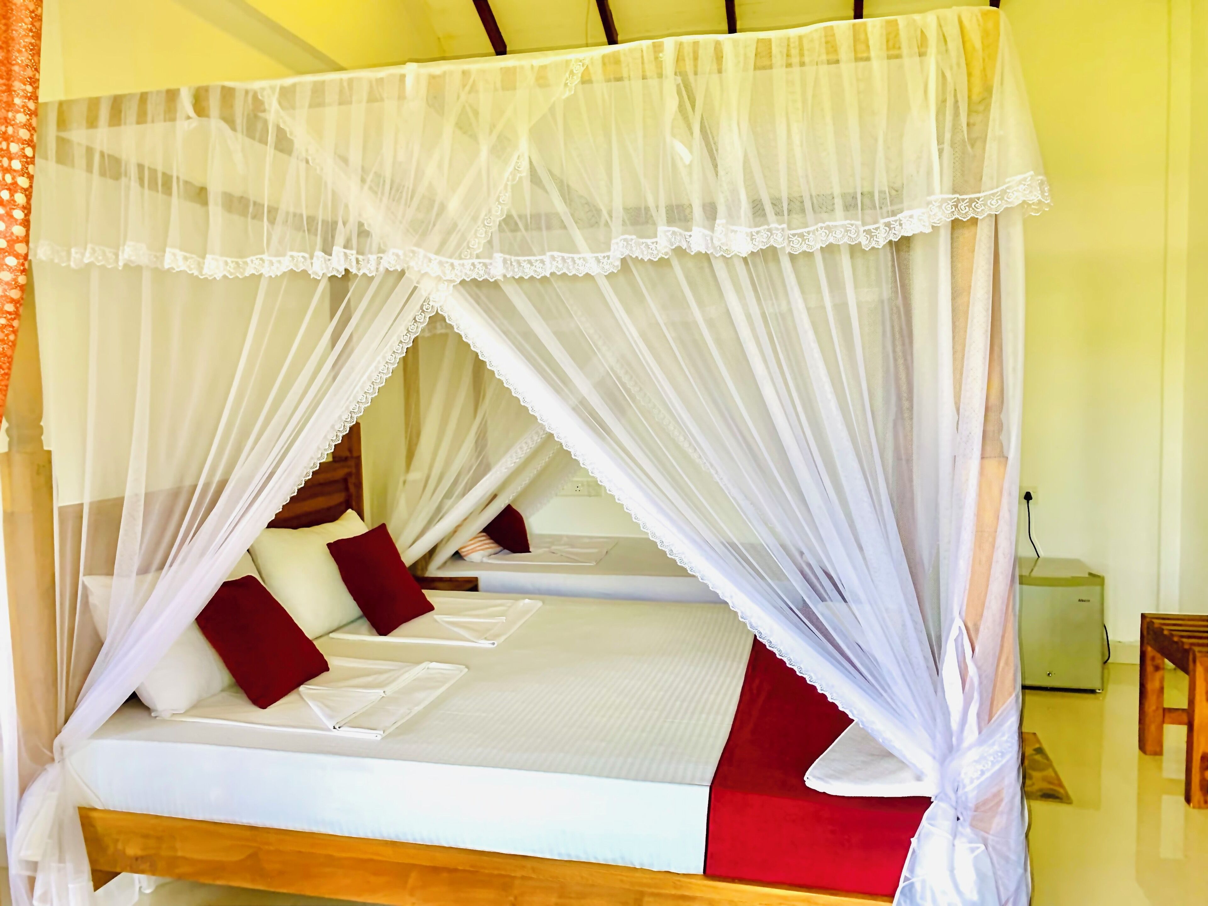 Green Hut Hotel & Restaurant