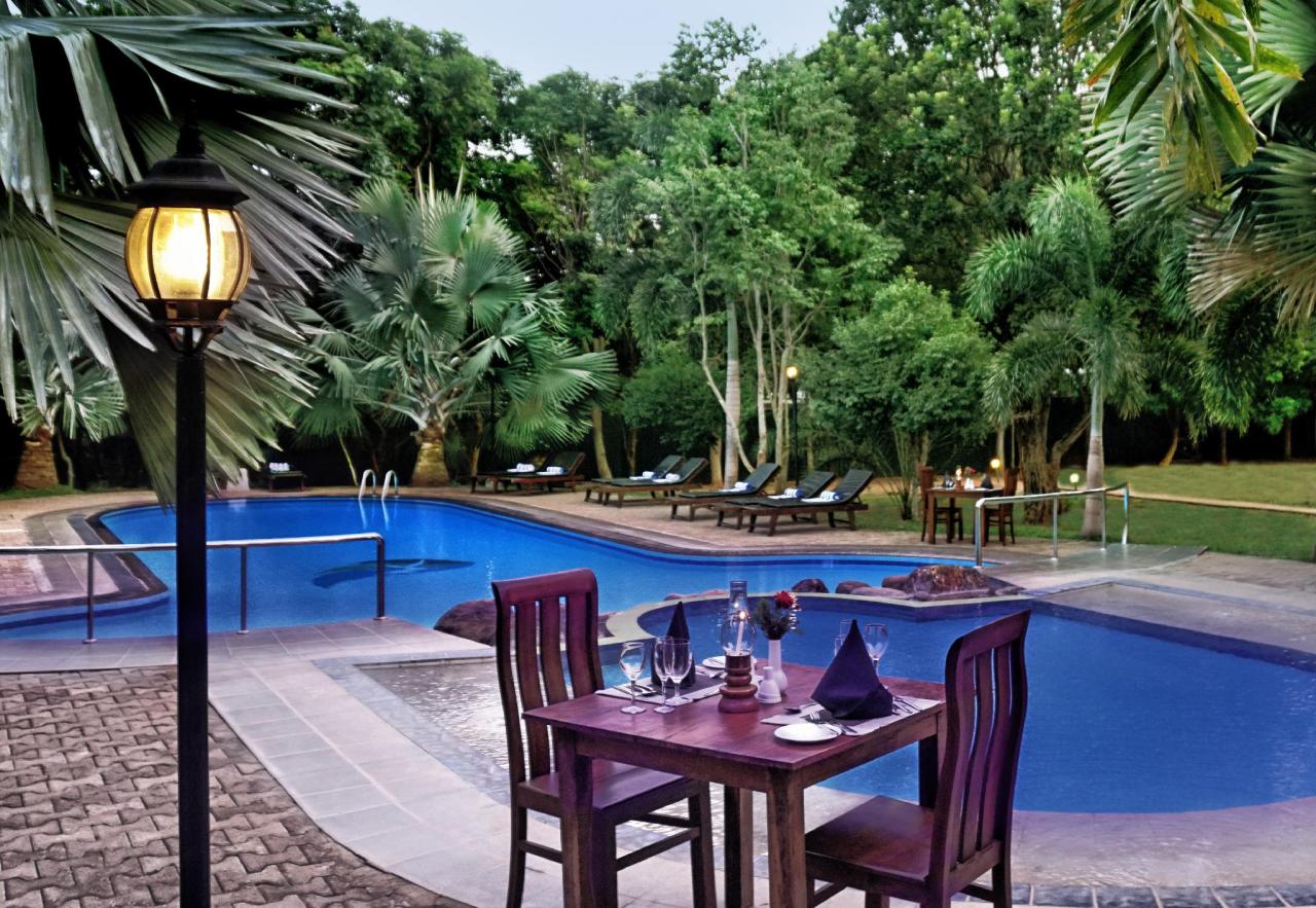 Saunter Paradise Hotel