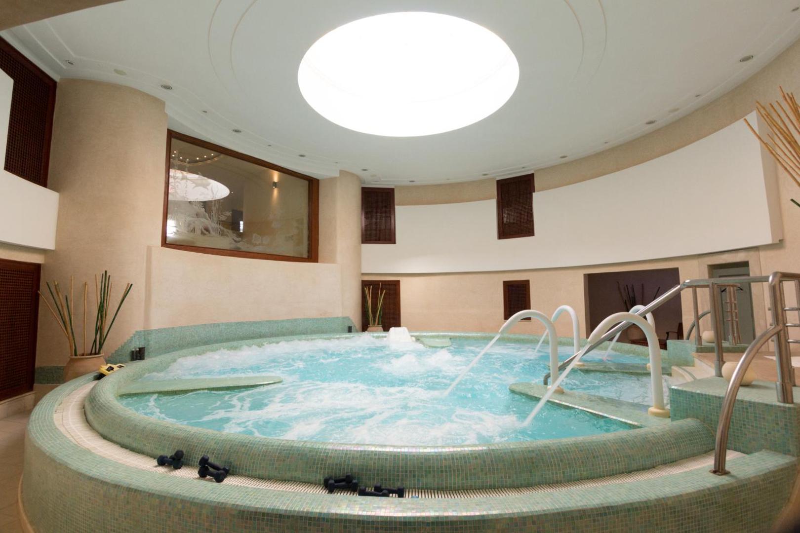 Amphitrite Palace Beach Hotel & Convention Centre
