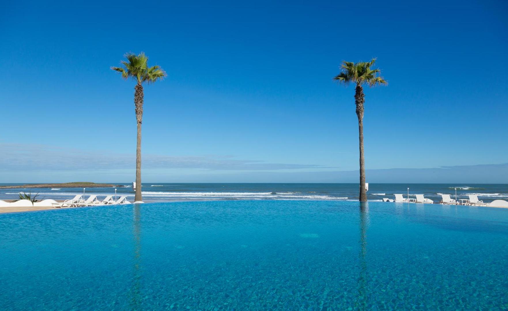 Amphitrite Palace Beach Hotel & Convention Centre