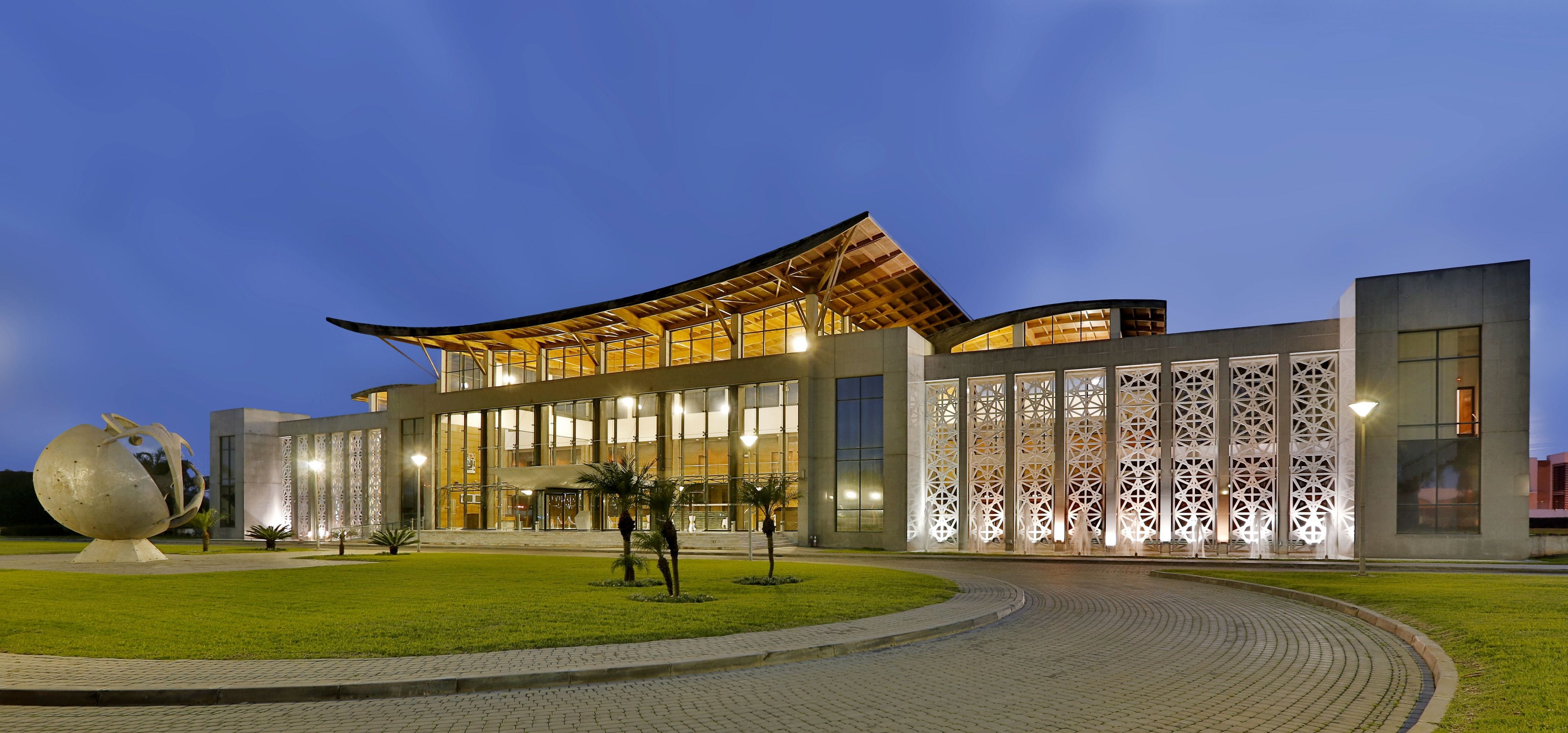 Amphitrite Palace Beach Hotel & Convention Centre