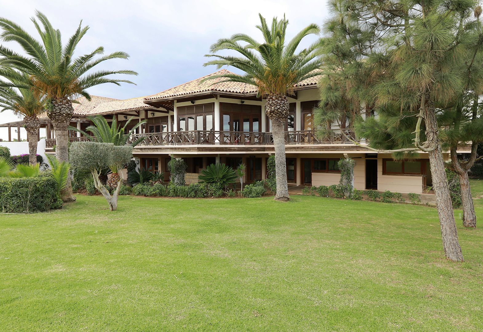 Amphitrite Palace Beach Hotel & Convention Centre