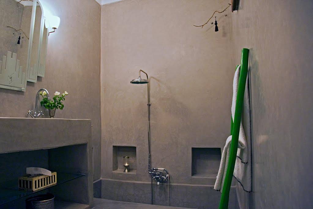 Riad Le J