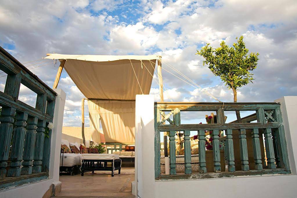 Riad Le J