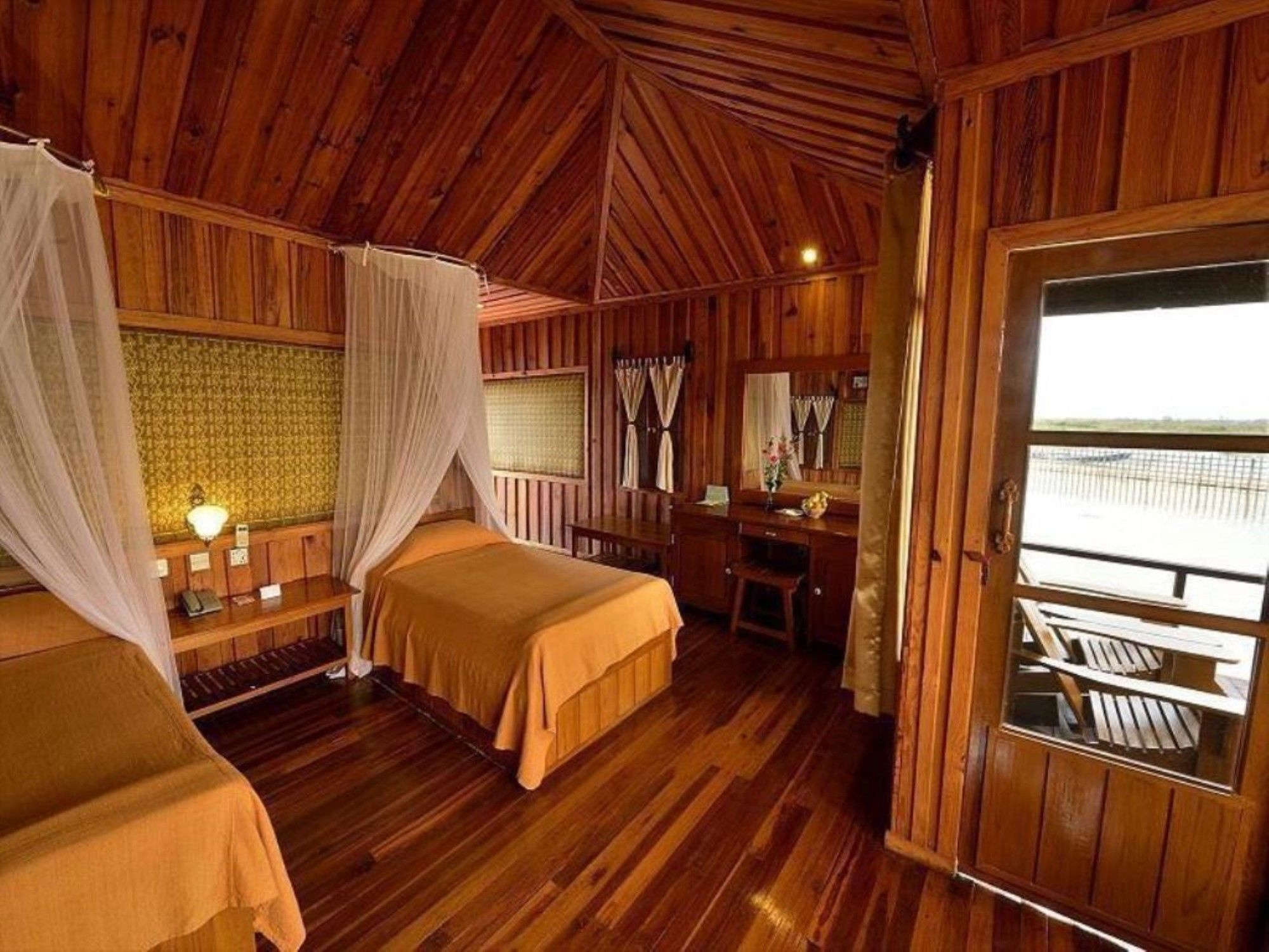 Shwe Inn Tha Floating Resort