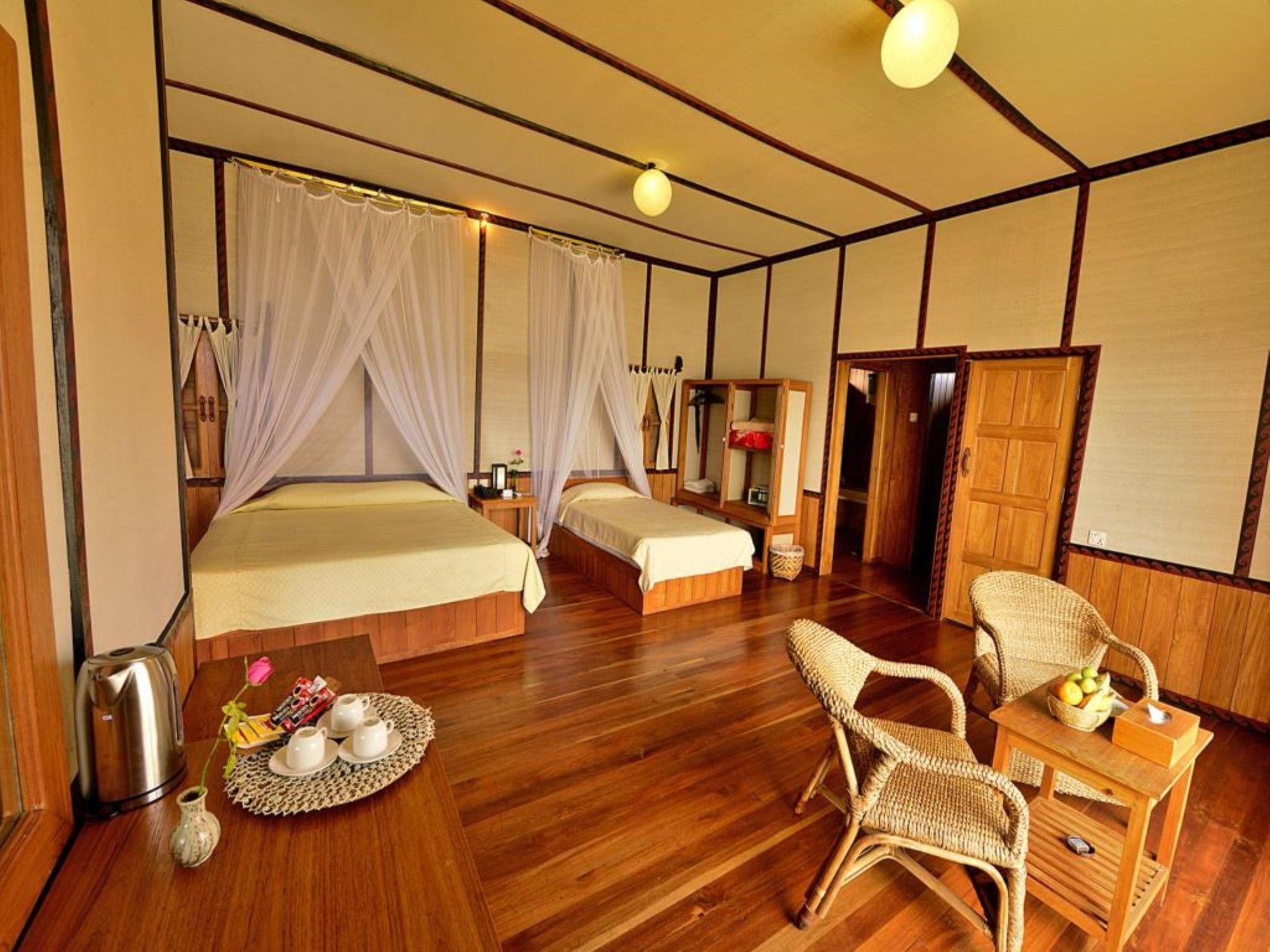 Shwe Inn Tha Floating Resort