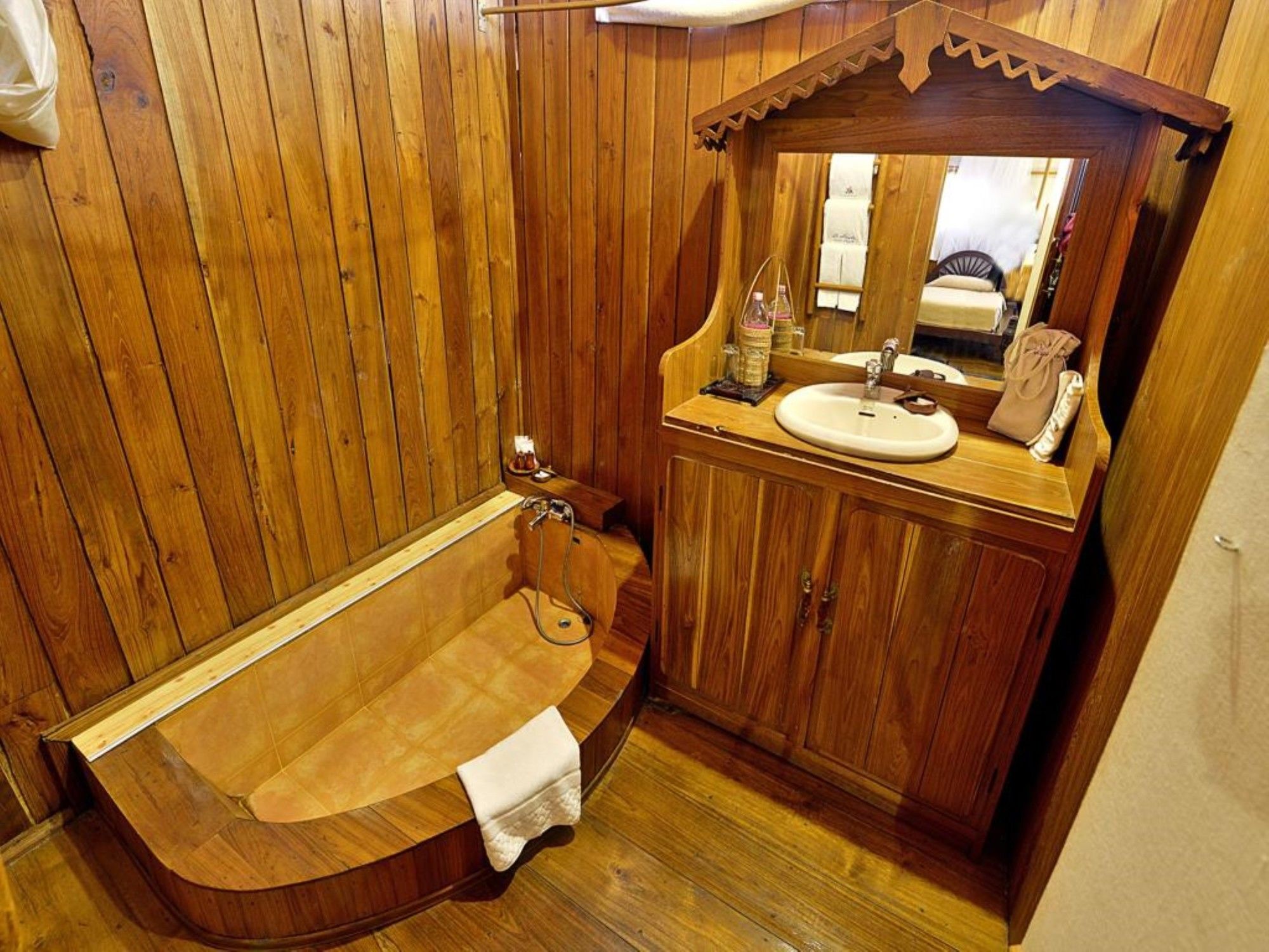 Shwe Inn Tha Floating Resort