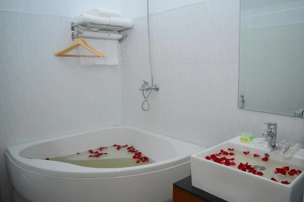 Golden Hill Kayah Hotel
