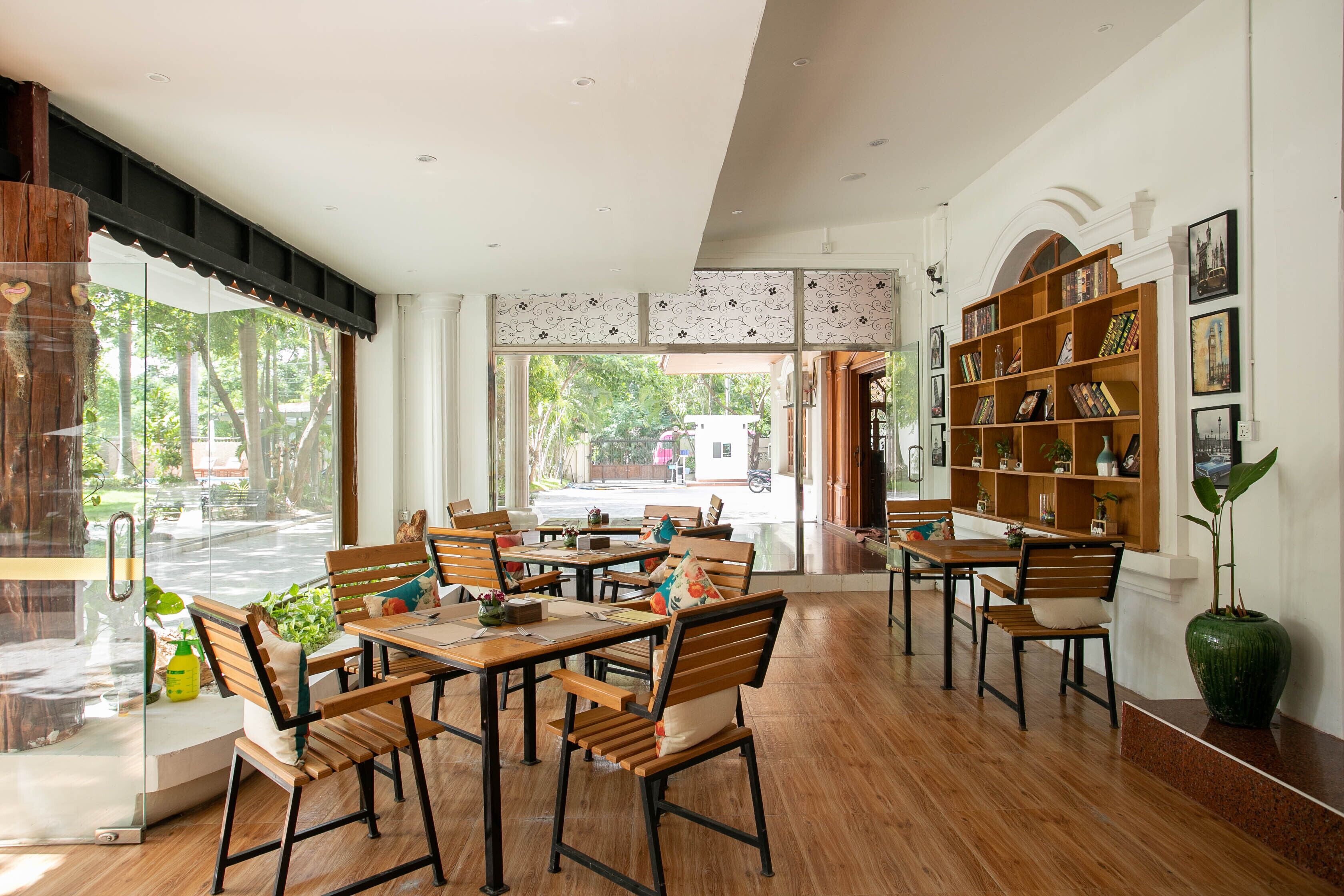 Golden Country Hotel