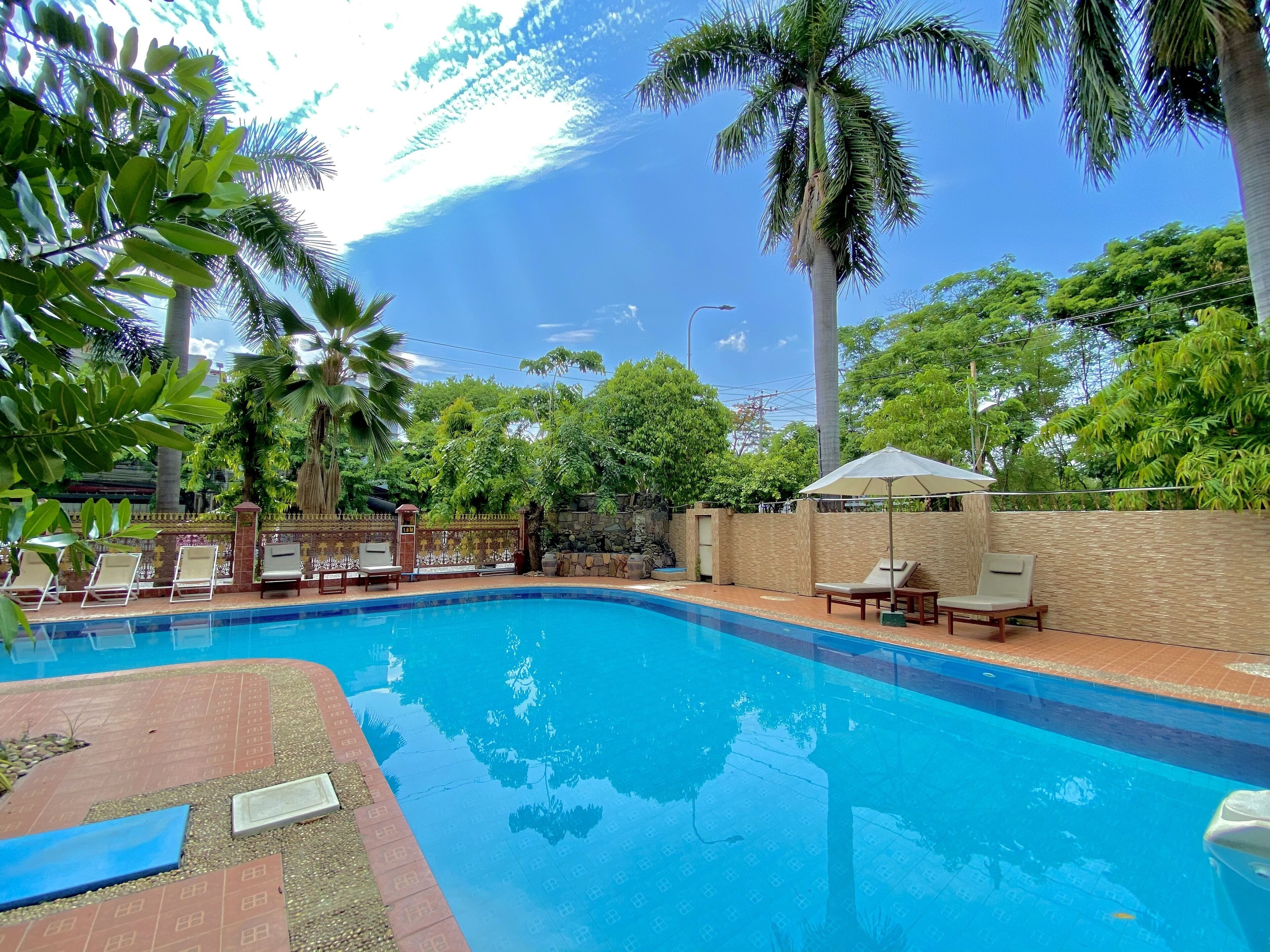 Golden Country Hotel