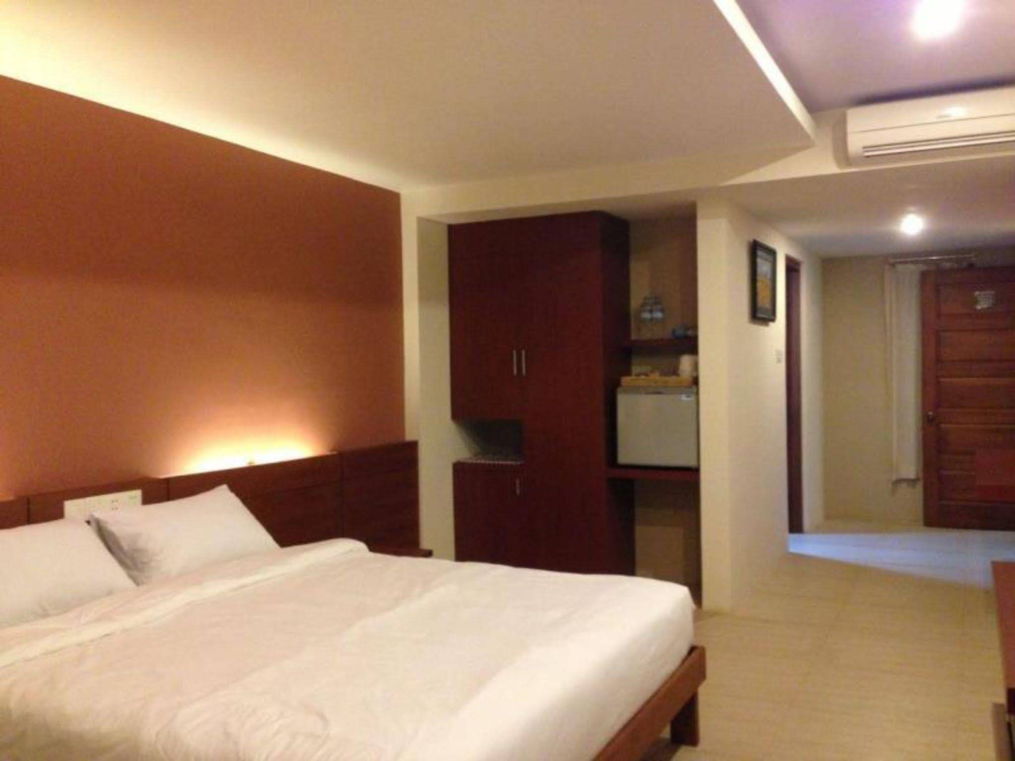 Paradise Hotel