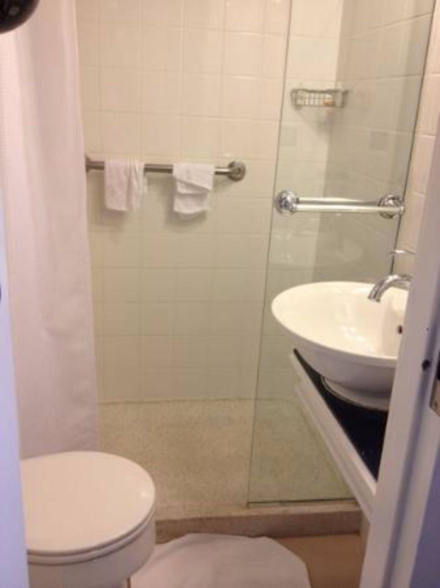 Athiri Inn