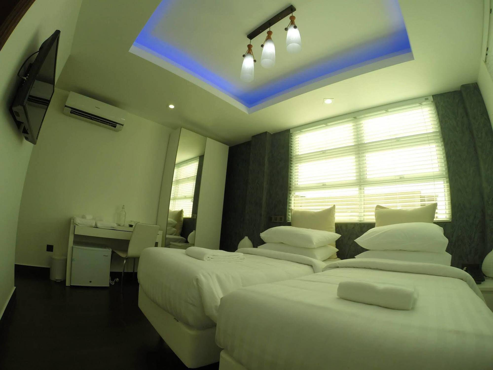 Airport Beach Hotel