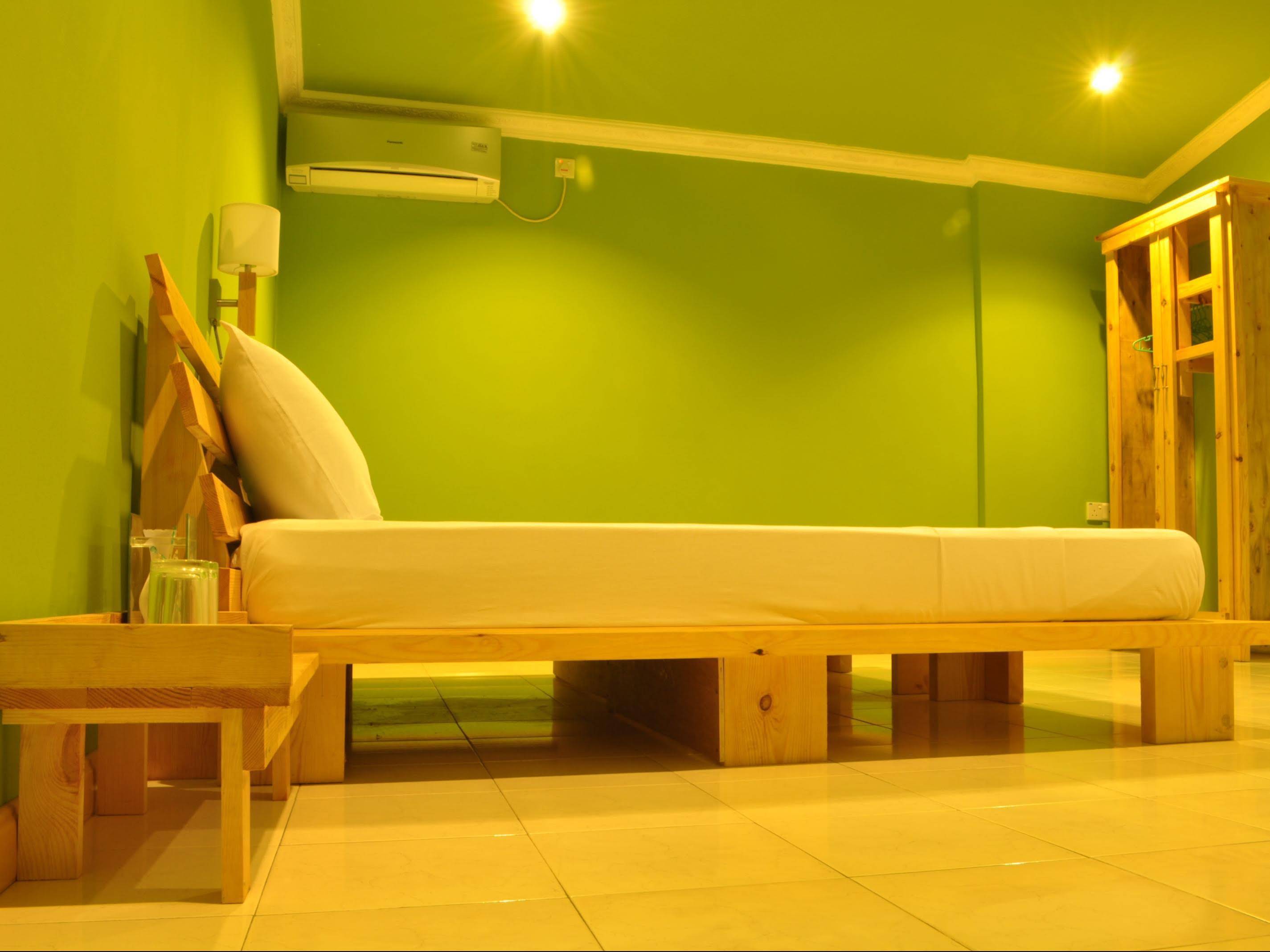 Yellow Rehendhi Inn