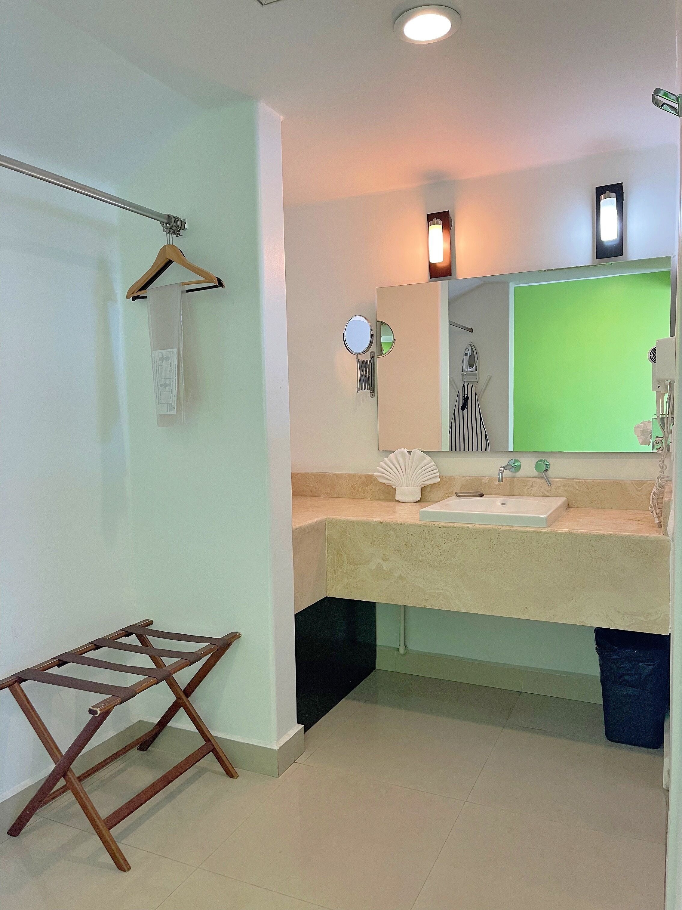 Seven Crown Express & Suites