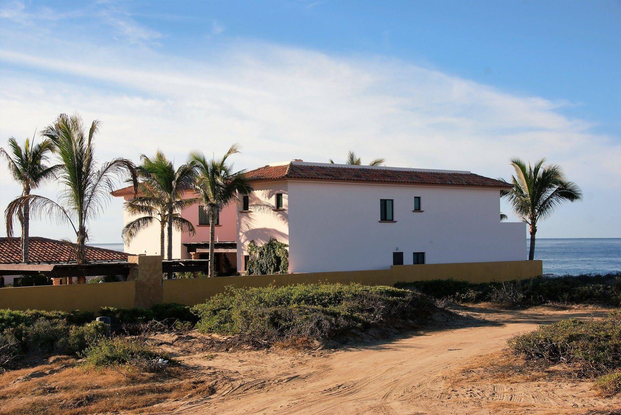 Cerritos Beach Inn