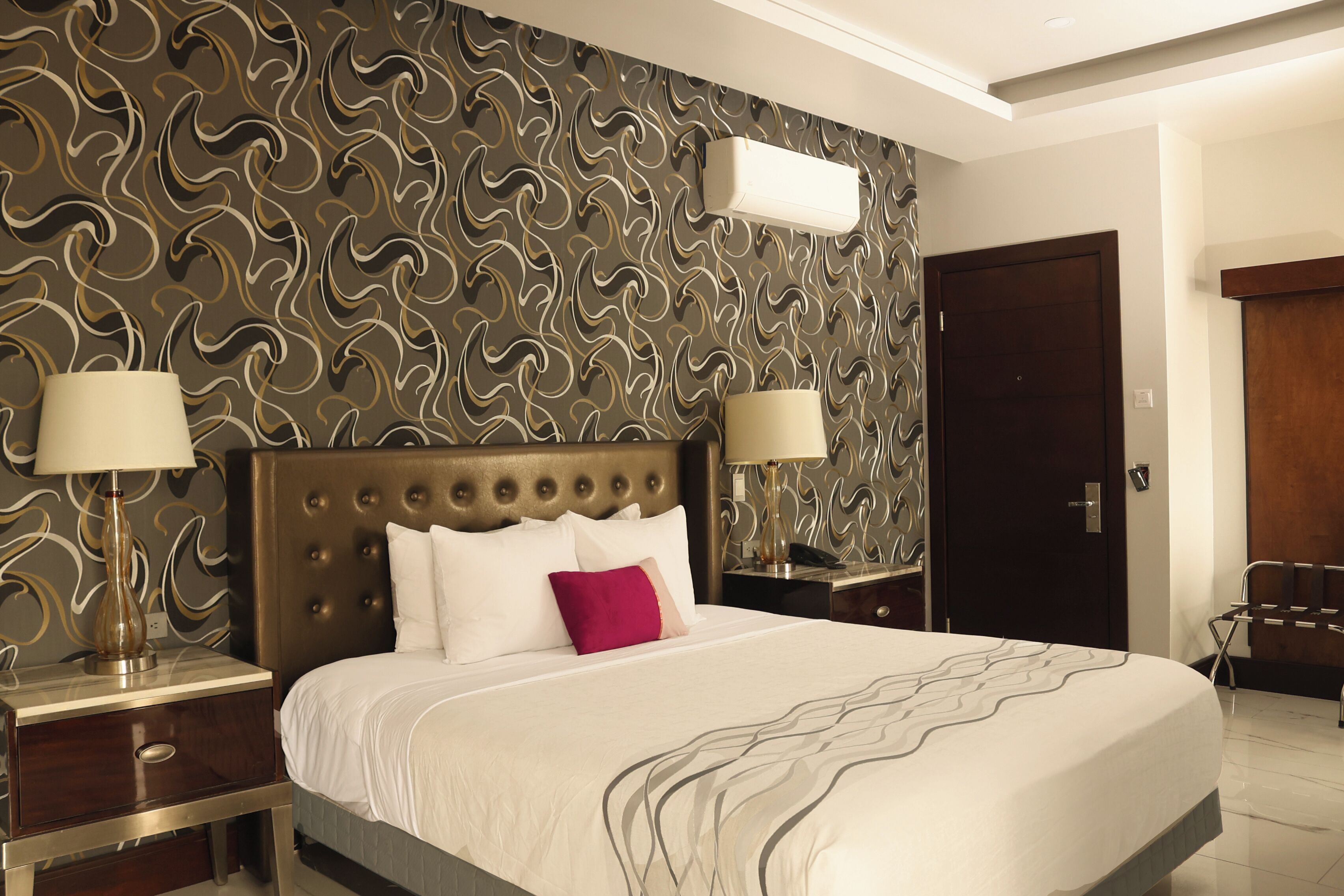 Hotel West Plaza