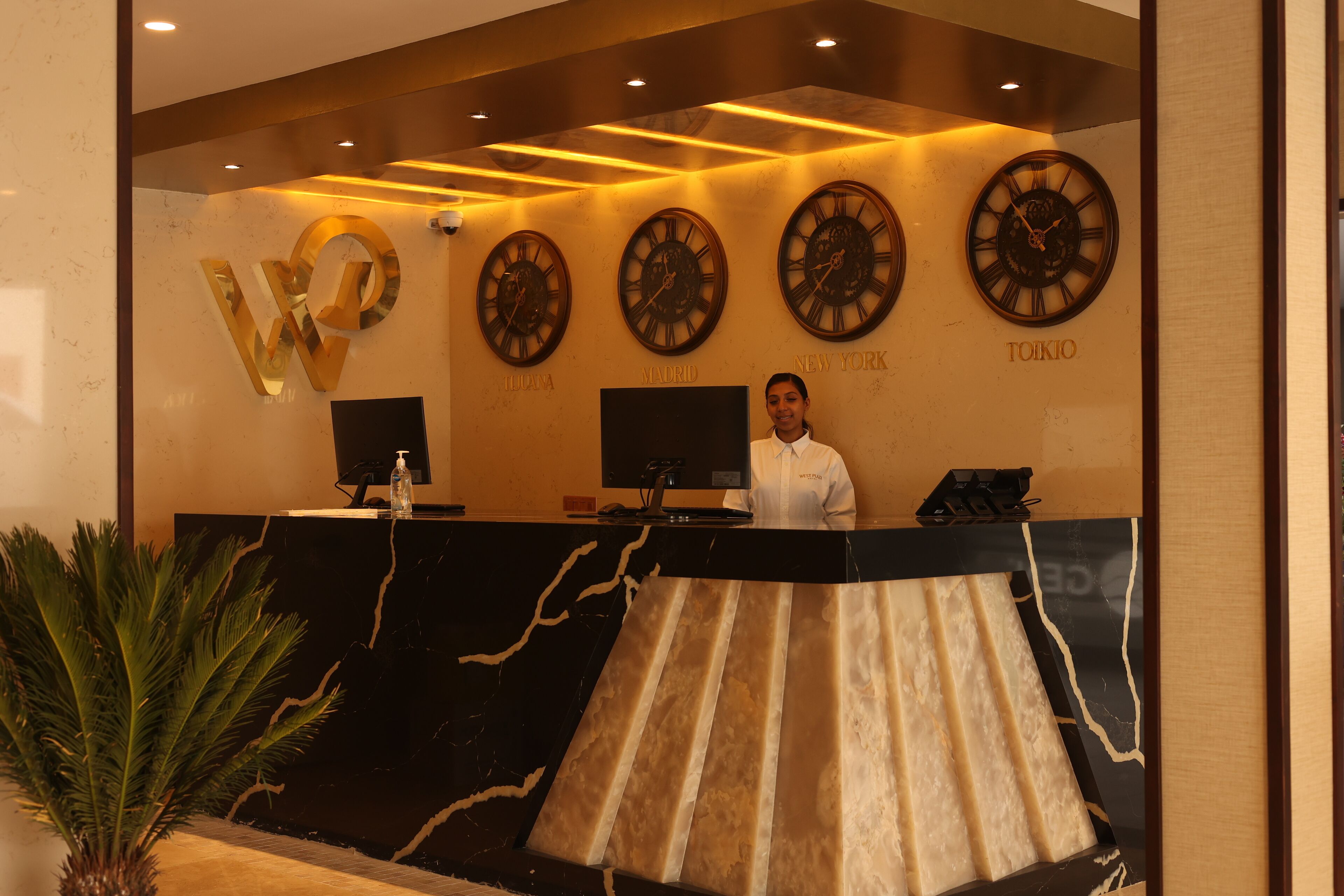 Hotel West Plaza