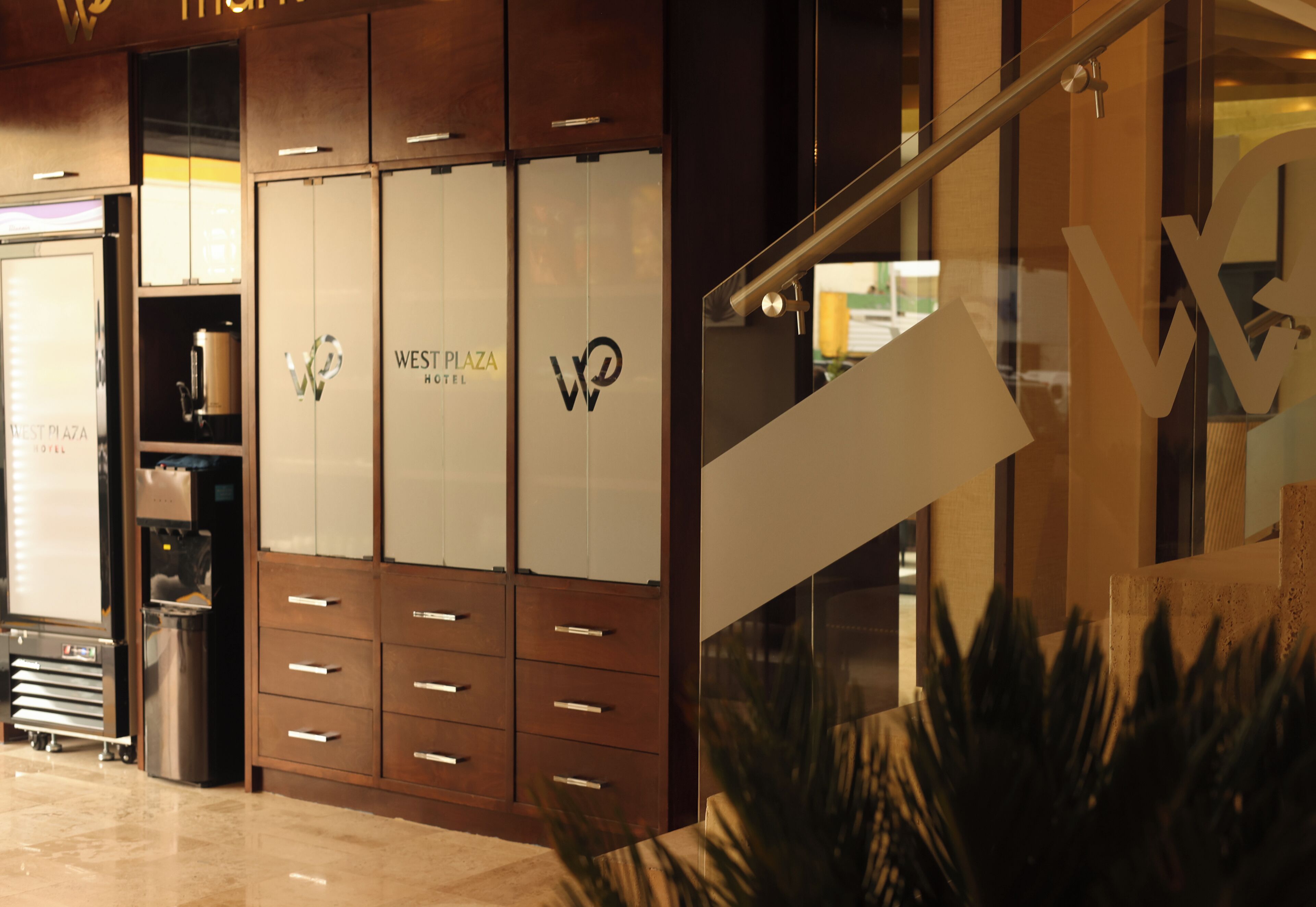 Hotel West Plaza