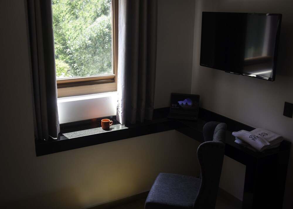 Six Hotel