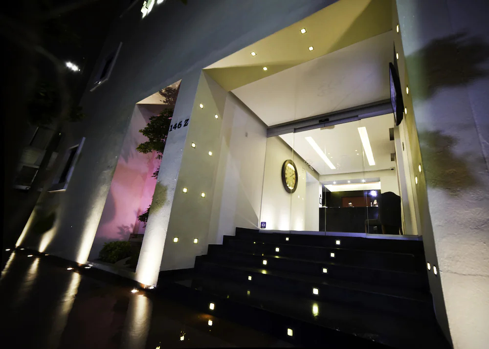 Six Hotel
