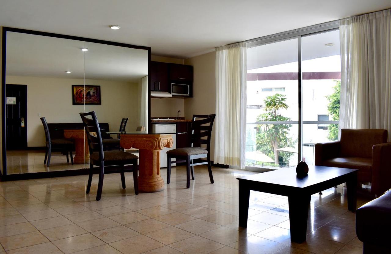 Suites Country Club